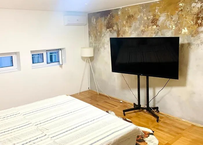City Center Square Deluxe Nest