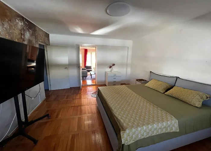 City Center Square Deluxe Nest