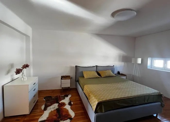 City Center Square Deluxe Nest