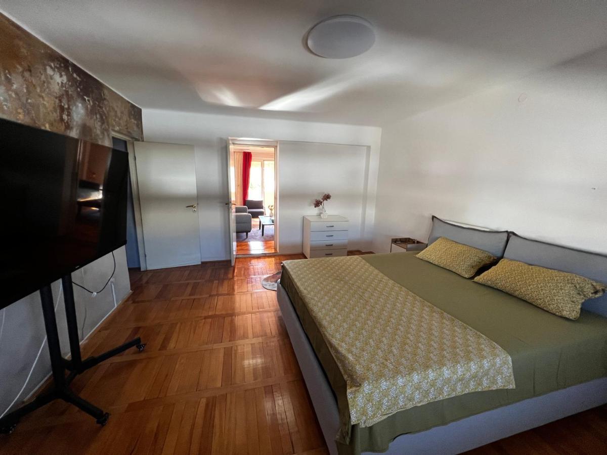 Center Square Deluxe Nest Podgorica