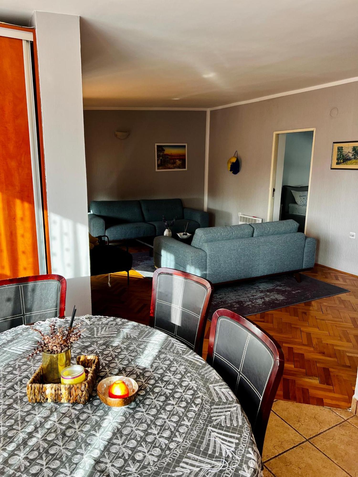 Center Square Deluxe Nest Podgorica